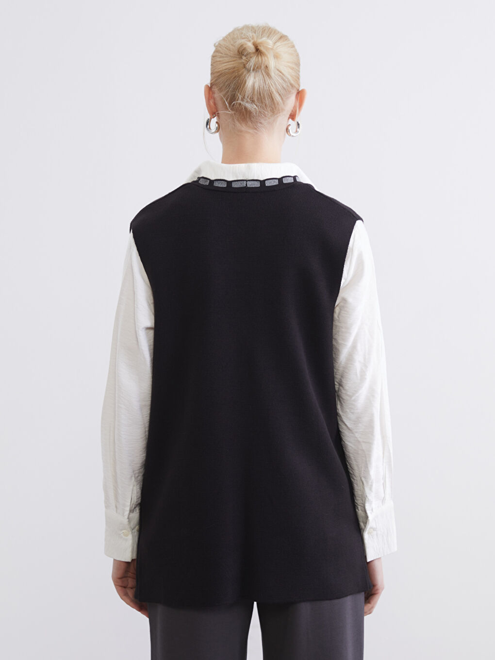 Siyah V Yaka Desenli Kadın Triko Yelek	-3