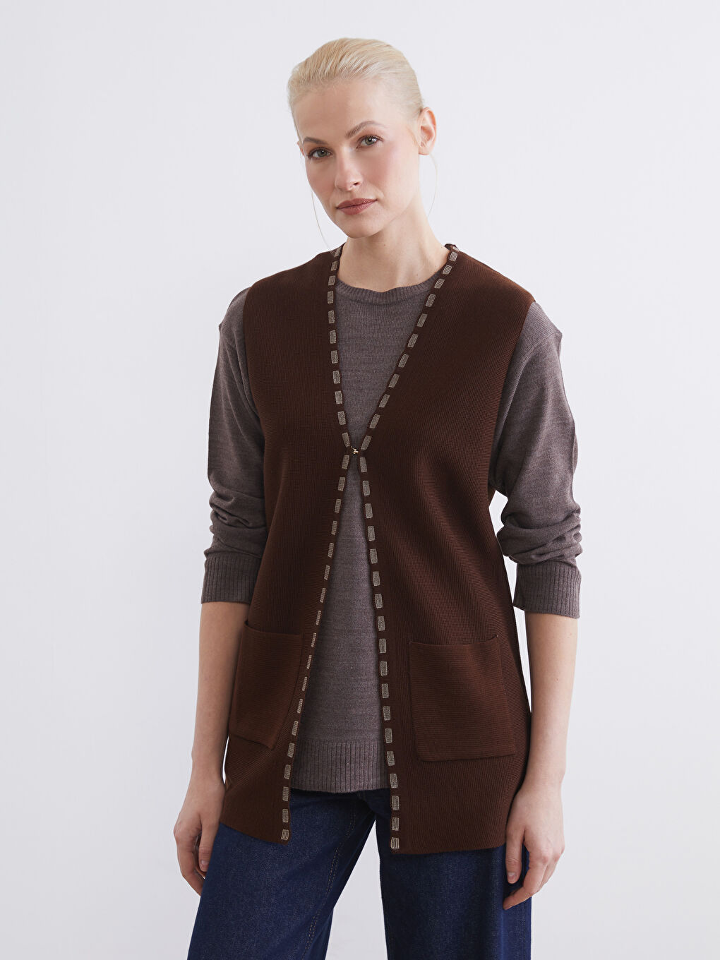 Kahverengi V Yaka Desenli Kadın Triko Yelek	