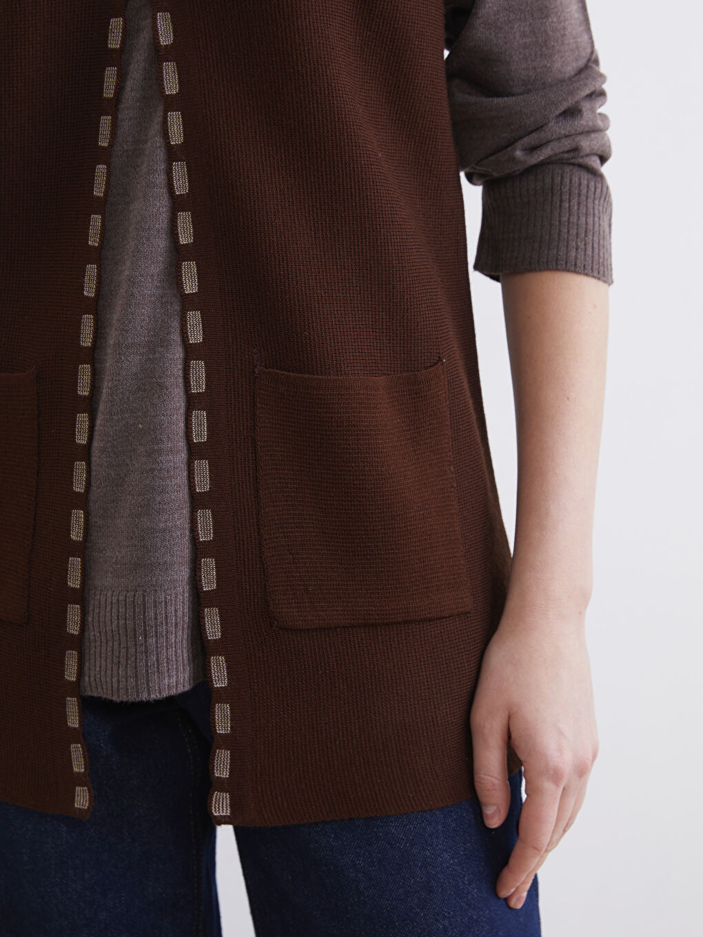 Kahverengi V Yaka Desenli Kadın Triko Yelek	-2