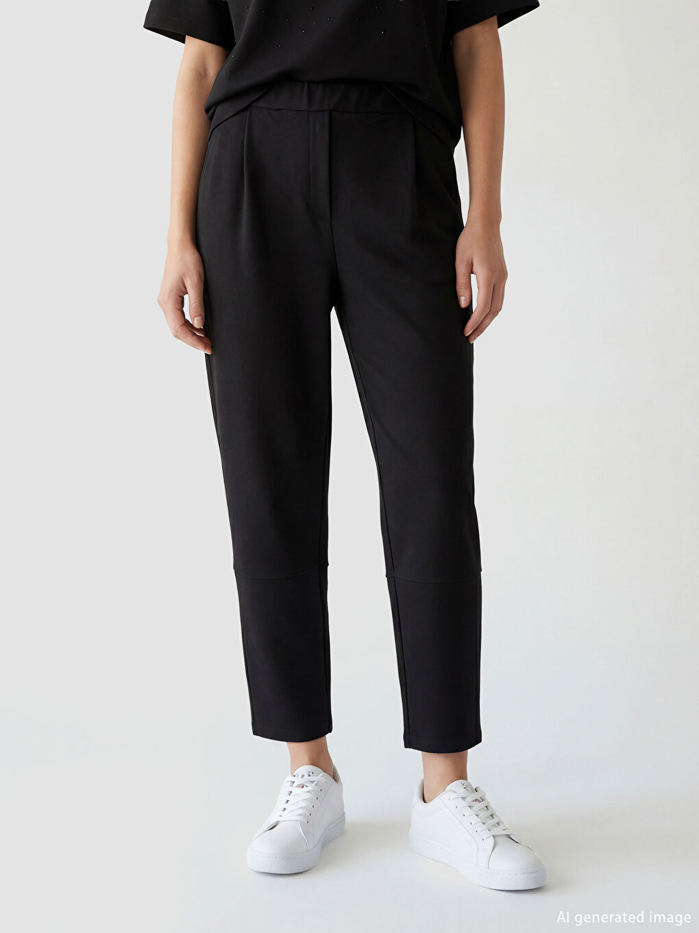 Siyah Beli Lastikli Pileli Kadın Eşofman Altı-1