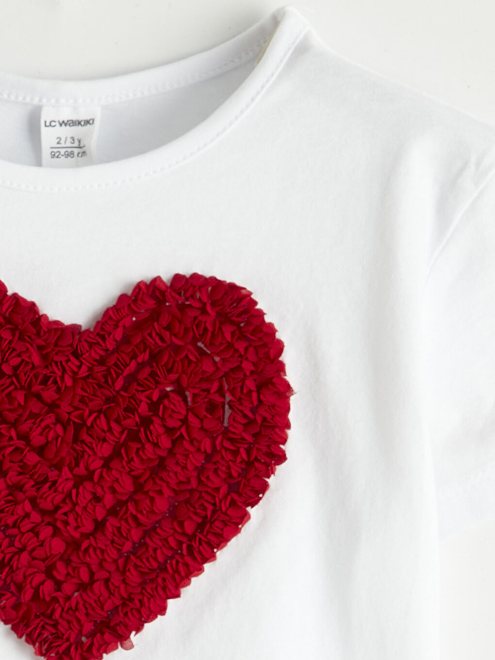 Beyaz Bisiklet Yaka Kalp Nakışlı Kız Çocuk Tişört-1