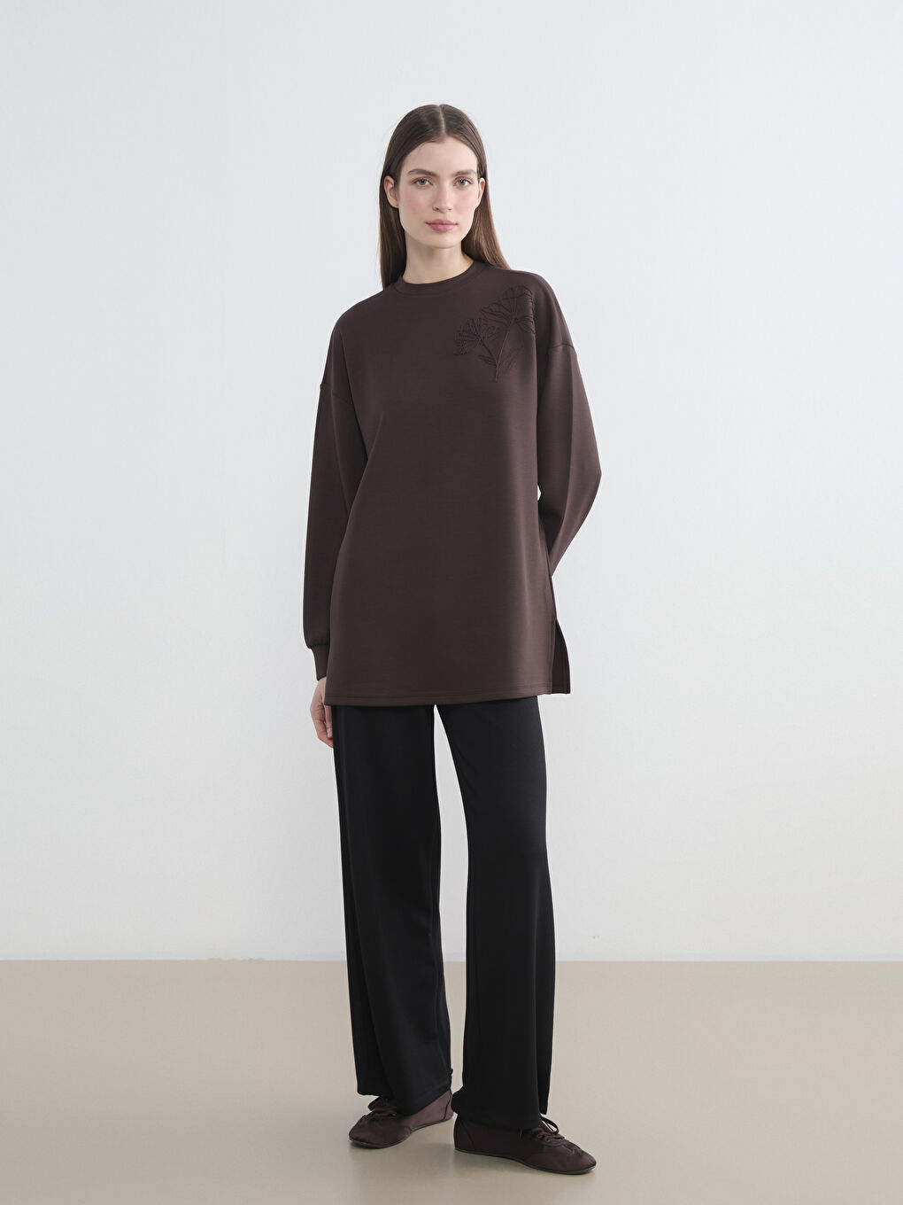 Kahverengi Bisiklet Yaka Nakışlı Kadın Sweatshirt Tunik-1