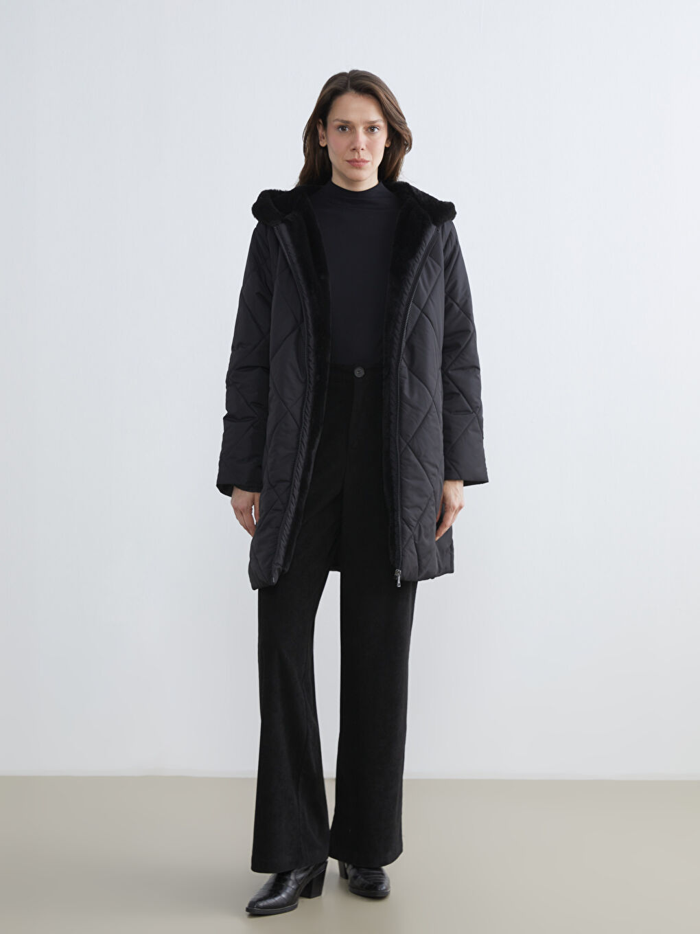 Siyah Kürk Kapüşonlu Kapitone Kadın Şişme Mont-2