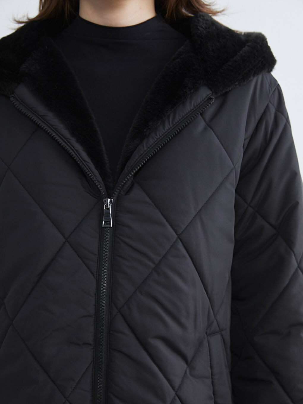 Siyah Kürk Kapüşonlu Kapitone Kadın Şişme Mont-3