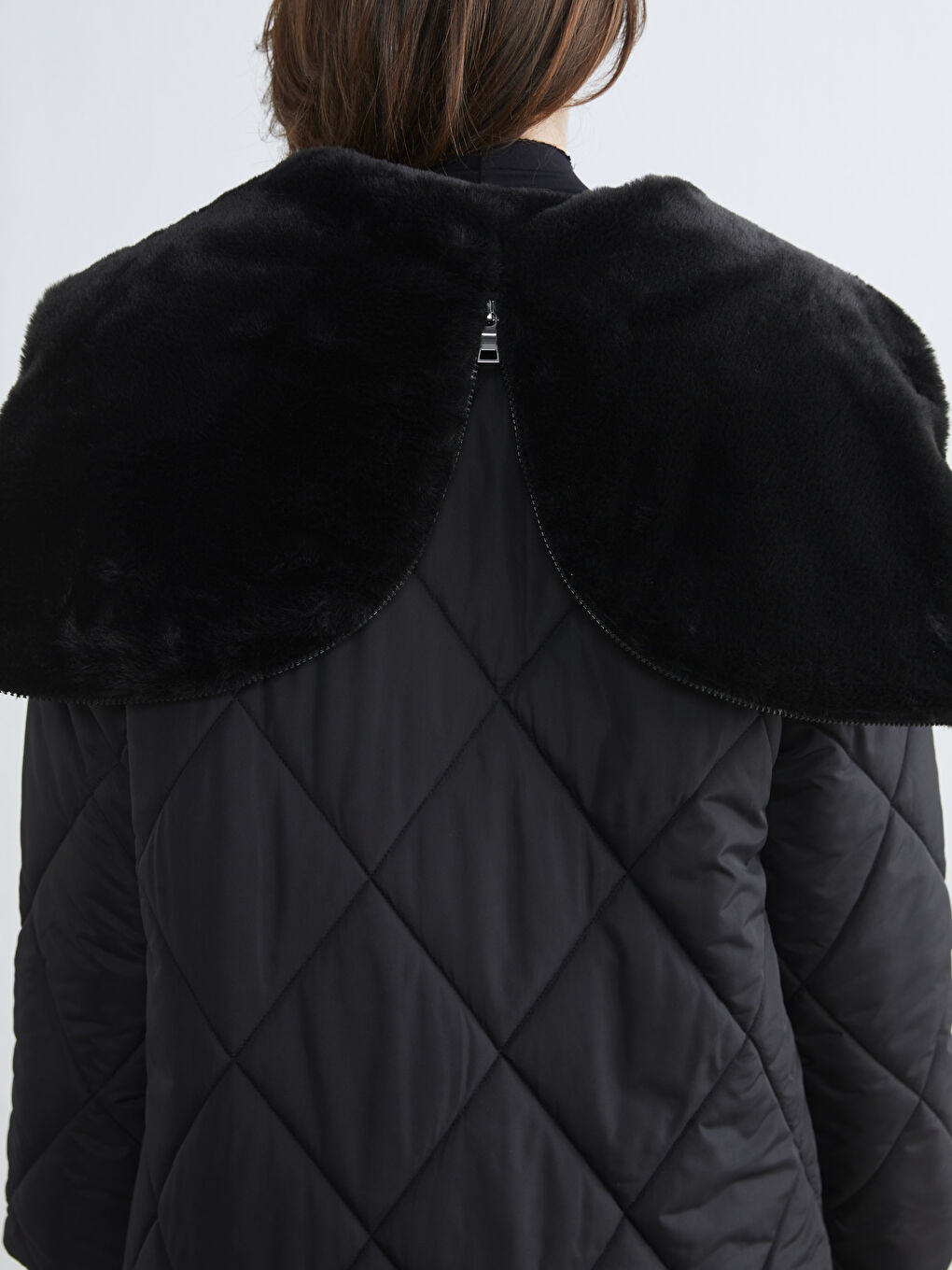 Siyah Kürk Kapüşonlu Kapitone Kadın Şişme Mont-4