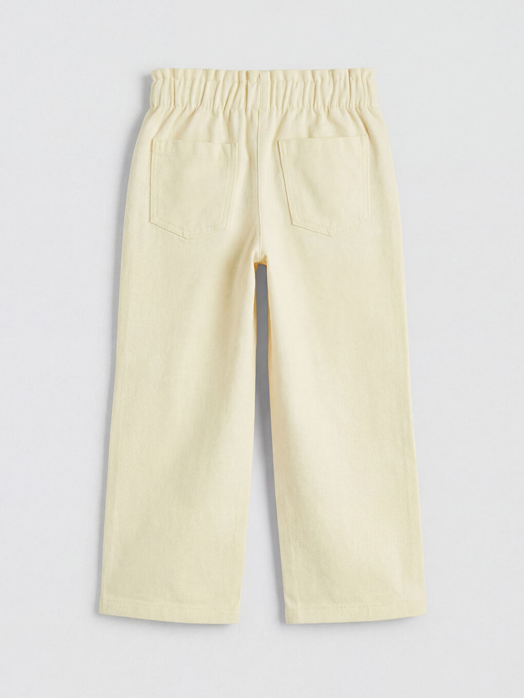 Момиче Жълто Панталон-1