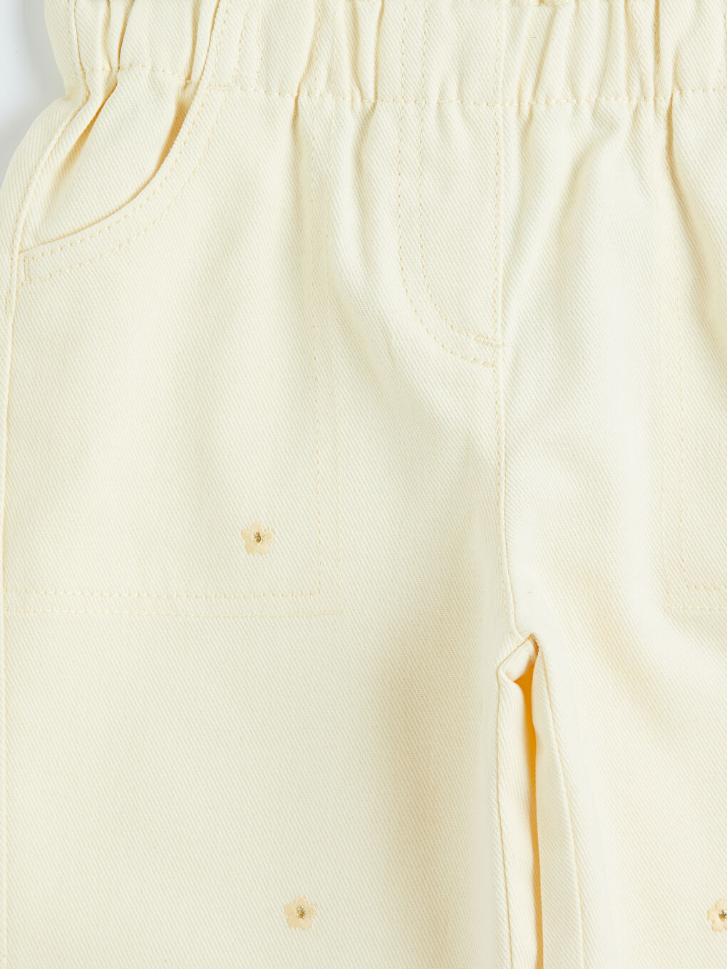 Момиче Жълто Панталон-2