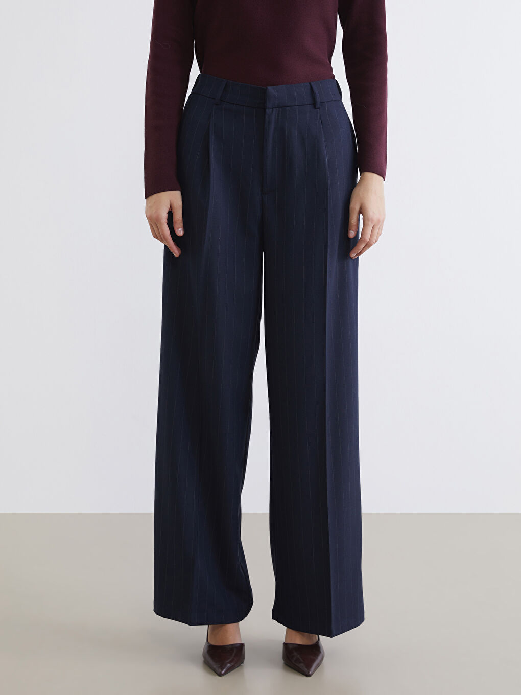 Ženske pantalone na pruge sa plisiranim detaljima i elastičnim strukom-1