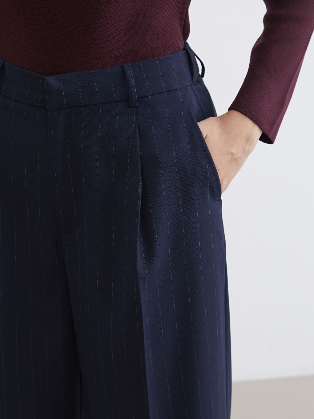 Ženske pantalone na pruge sa plisiranim detaljima i elastičnim strukom-2