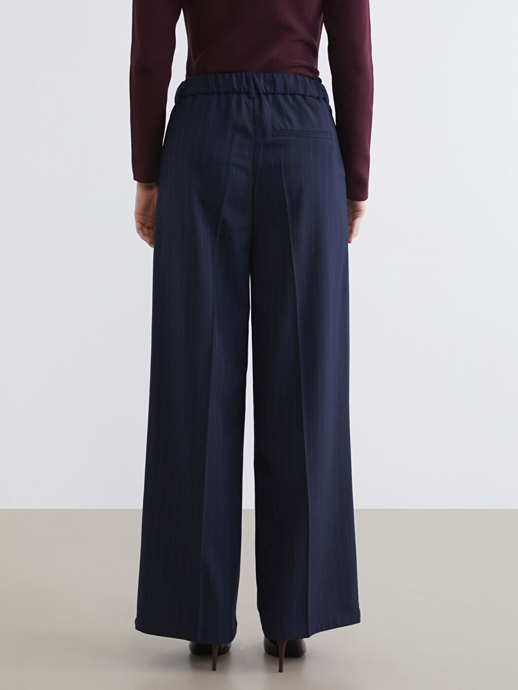 Ženske pantalone na pruge sa plisiranim detaljima i elastičnim strukom-3