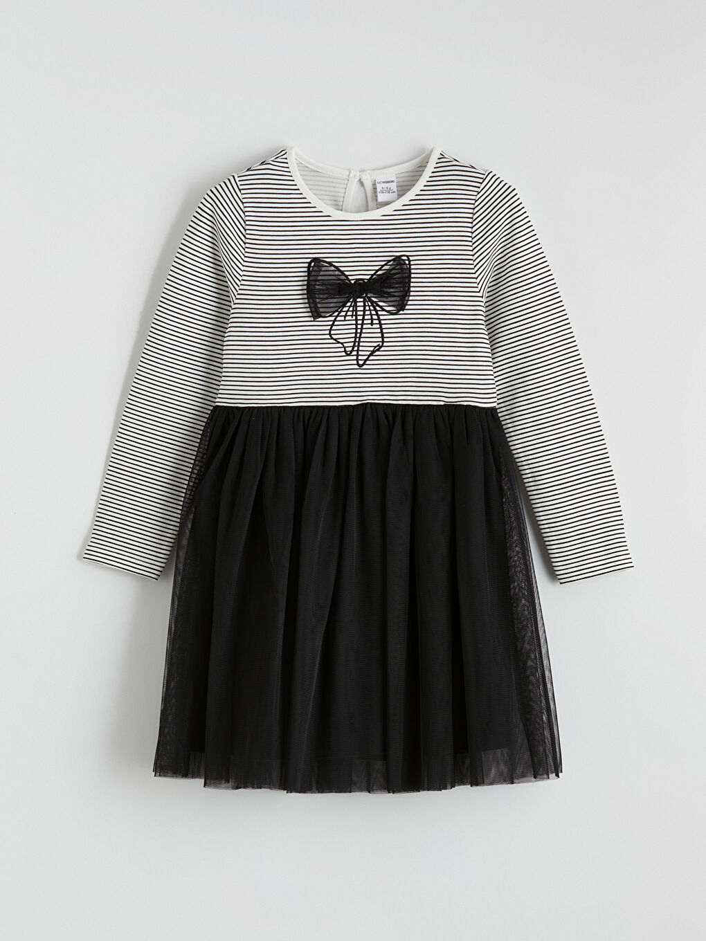 فستان أسود فتاة