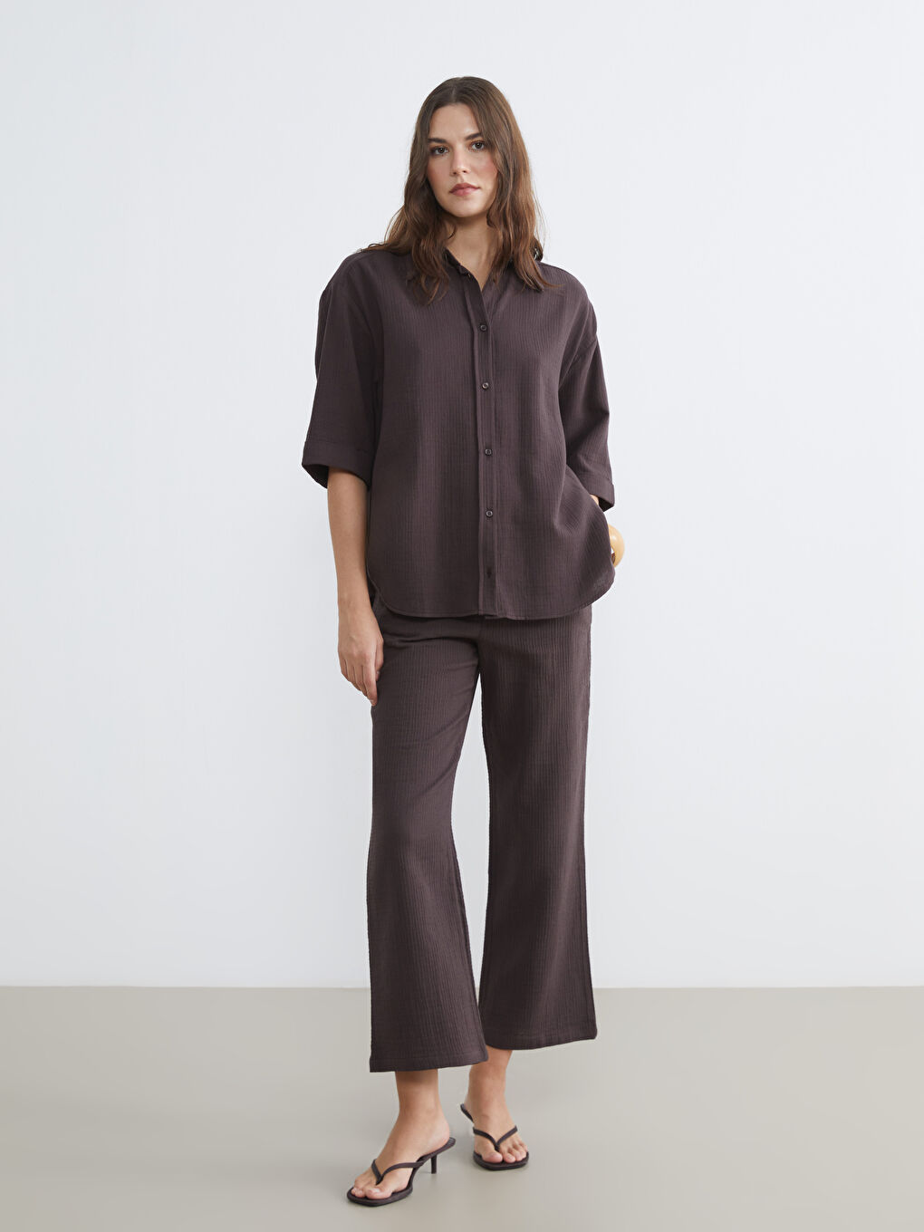 Kahverengi Dokulu Oversize Müslin Kadın Gömlek-1