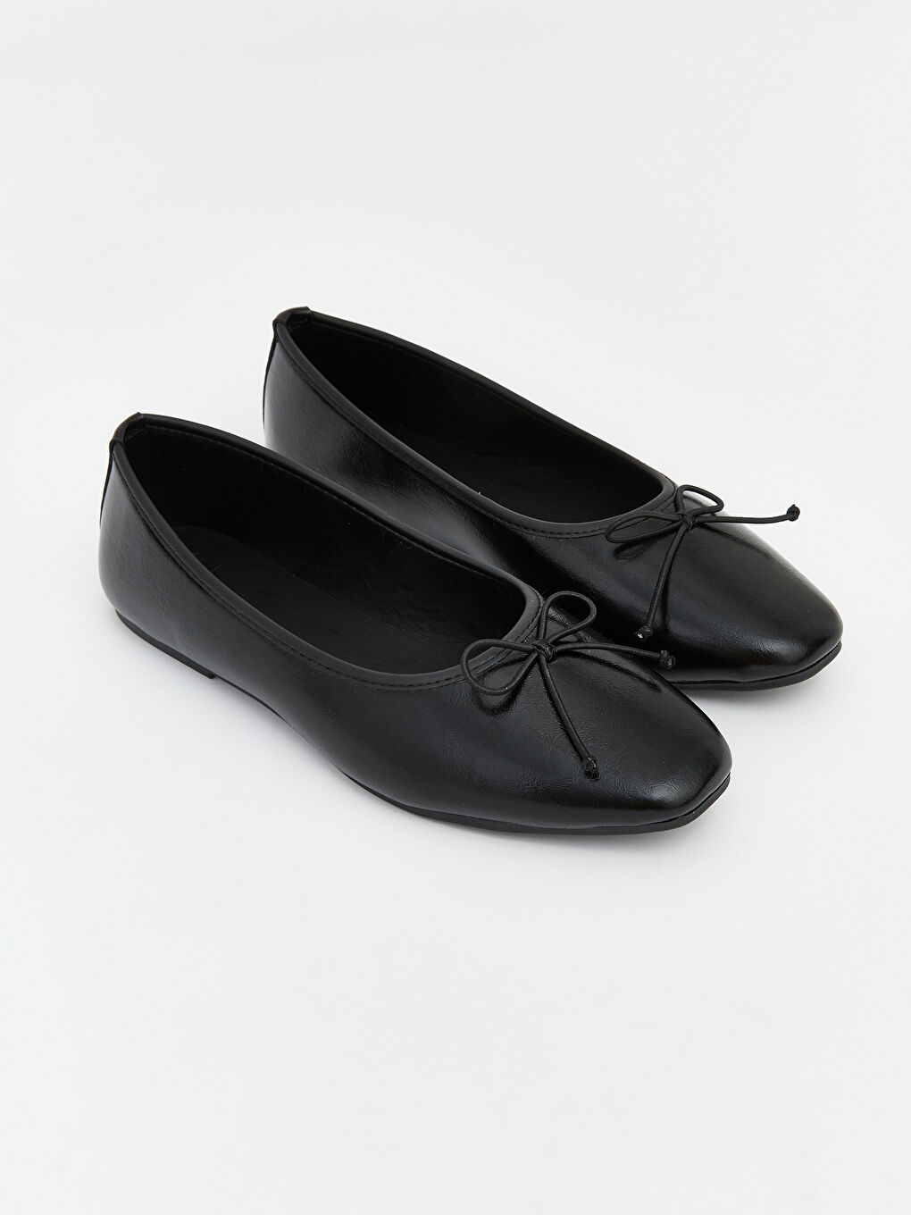 Siyah Deri Görünümlü Kadın Babet