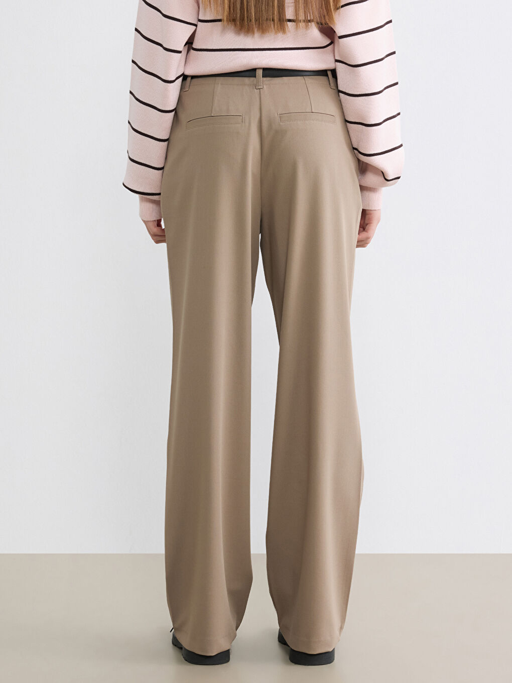 Kahverengi Beli Kemerli Standart Fit Kadın Kumaş Pantolon-3