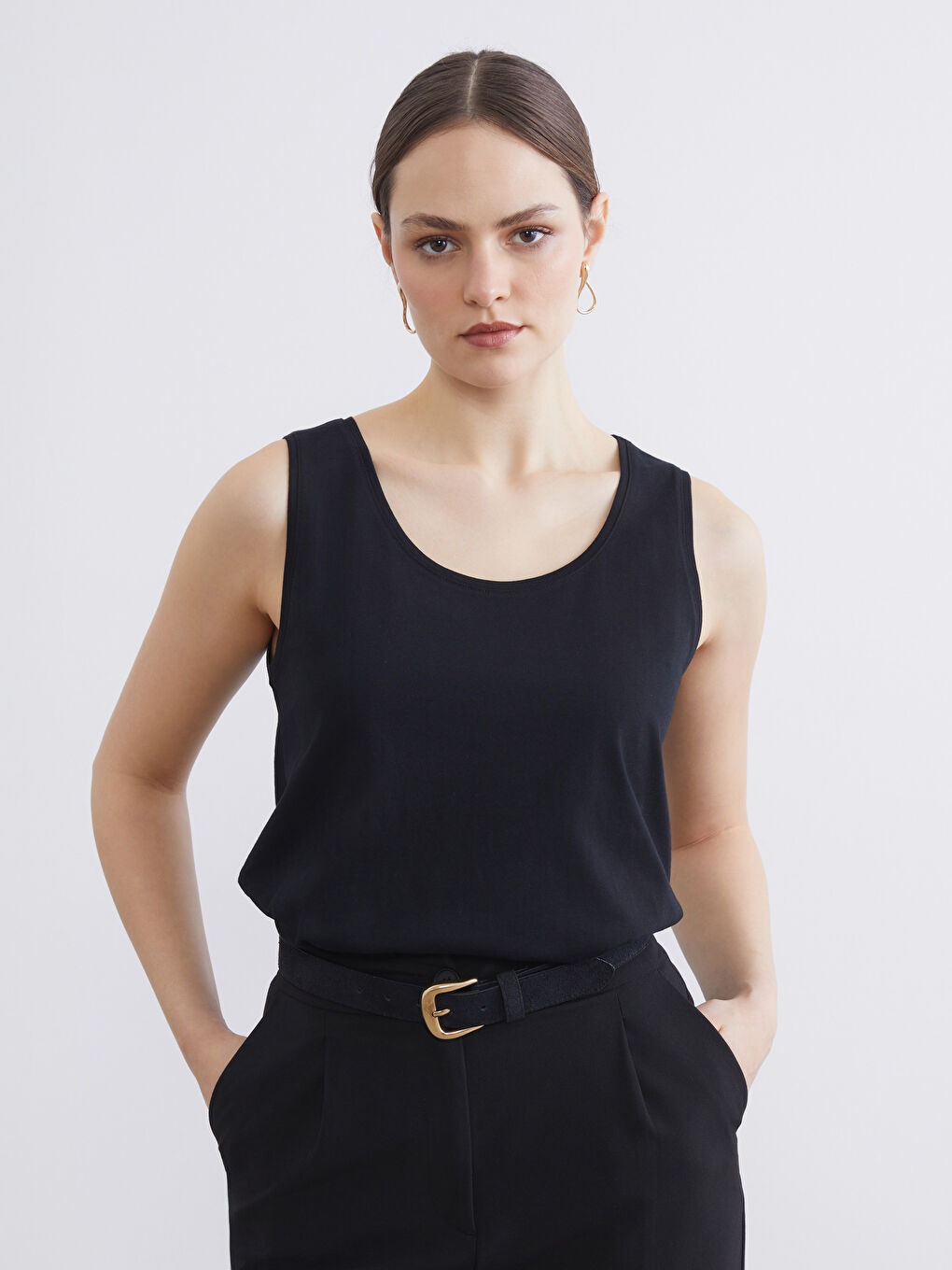 Siyah U Yaka Kadın Atlet