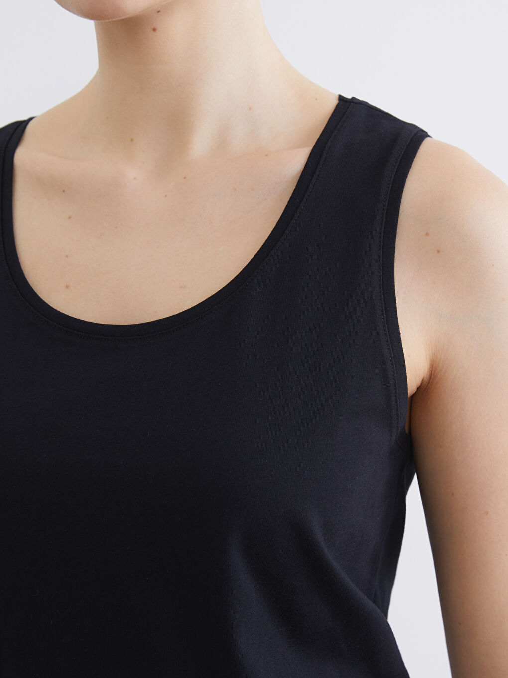 Siyah U Yaka Kadın Atlet-2