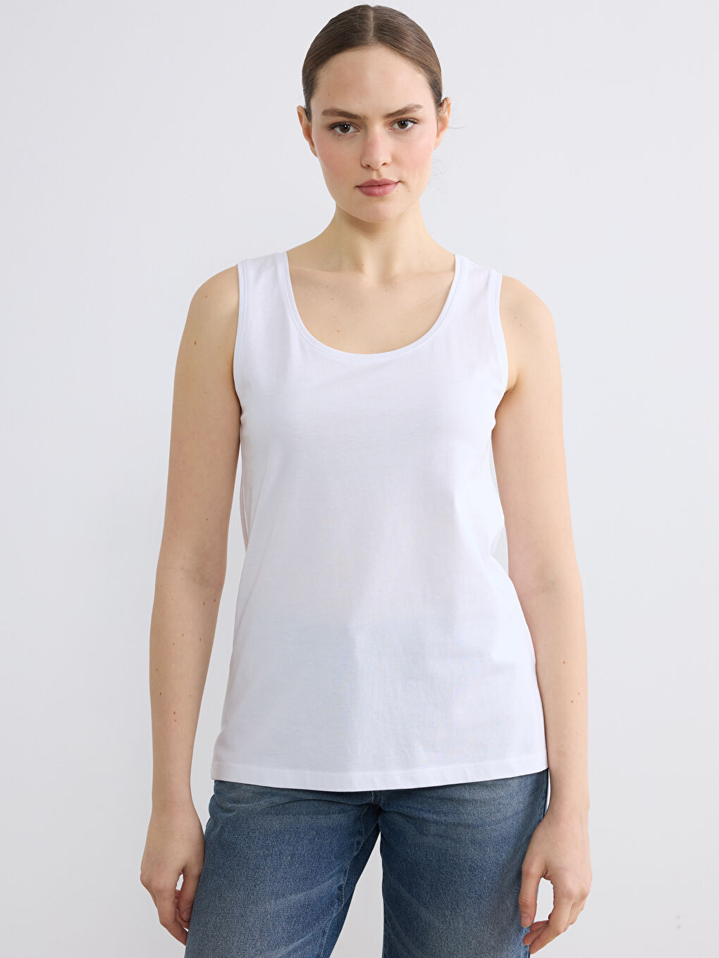 Beyaz U Yaka Kadın Atlet