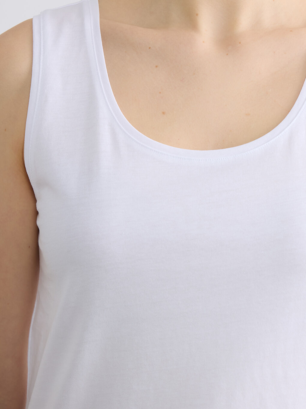 Beyaz U Yaka Kadın Atlet-2