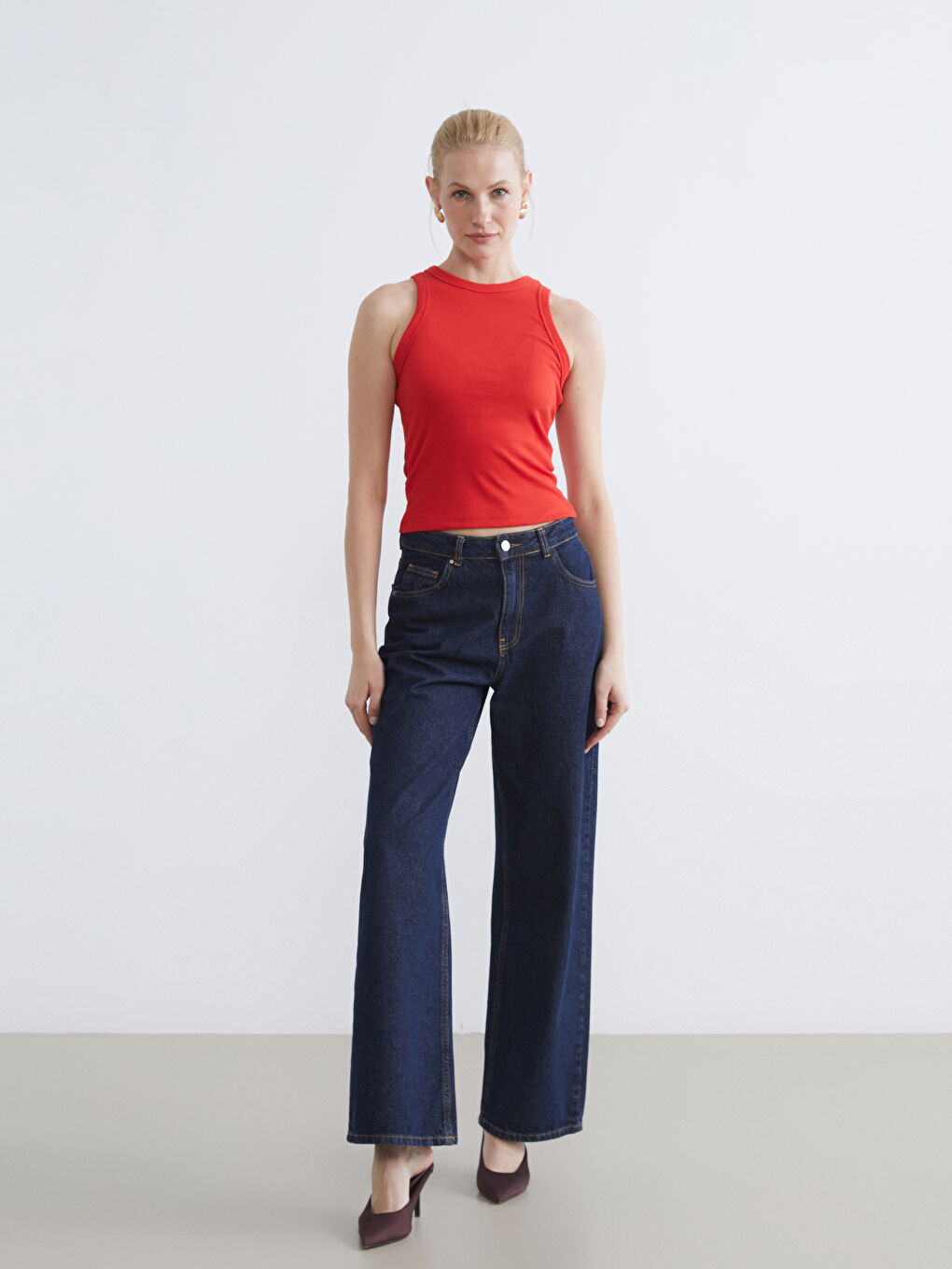 Kırmızı Bisiklet Yaka Kadın Atlet-1