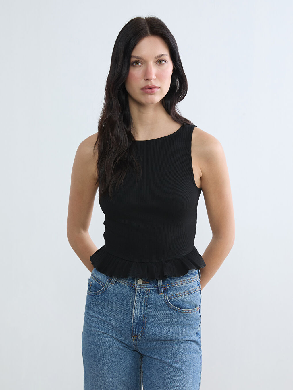 Siyah Bisiklet Yaka Fırfırlı Kadın Atlet