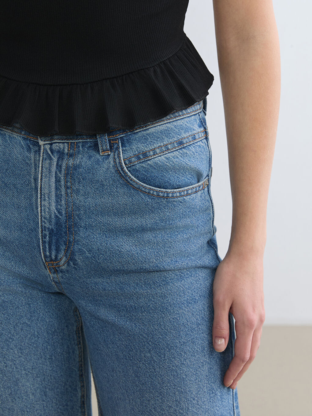 Siyah Bisiklet Yaka Fırfırlı Kadın Atlet-2