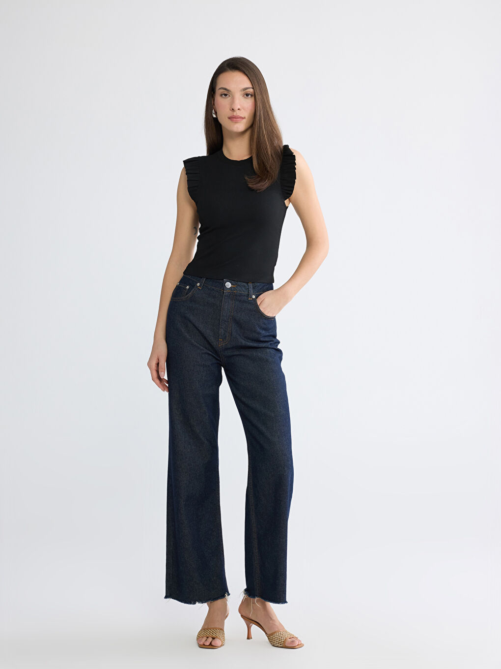 Siyah Bisiklet Yaka Fırfırlı Kadın Atlet-1