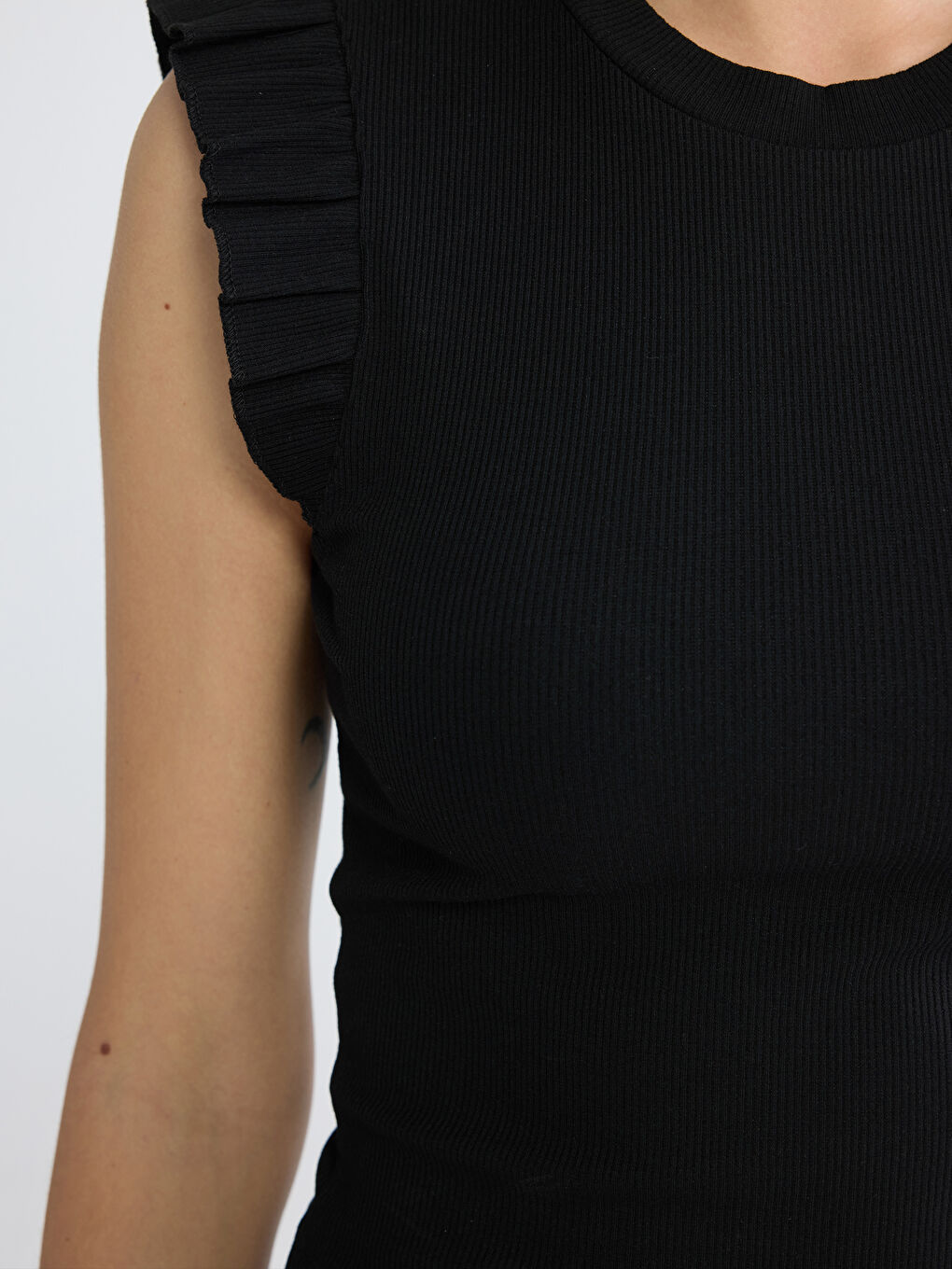 Siyah Bisiklet Yaka Fırfırlı Kadın Atlet-2