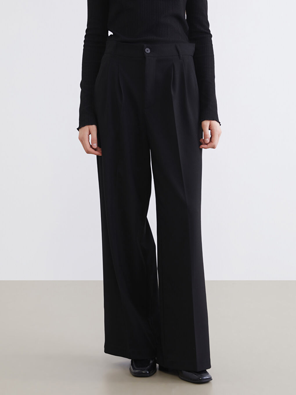 Siyah Loose Fit Geniş Paça Kadın Pileli Kumaş Pantolon-1