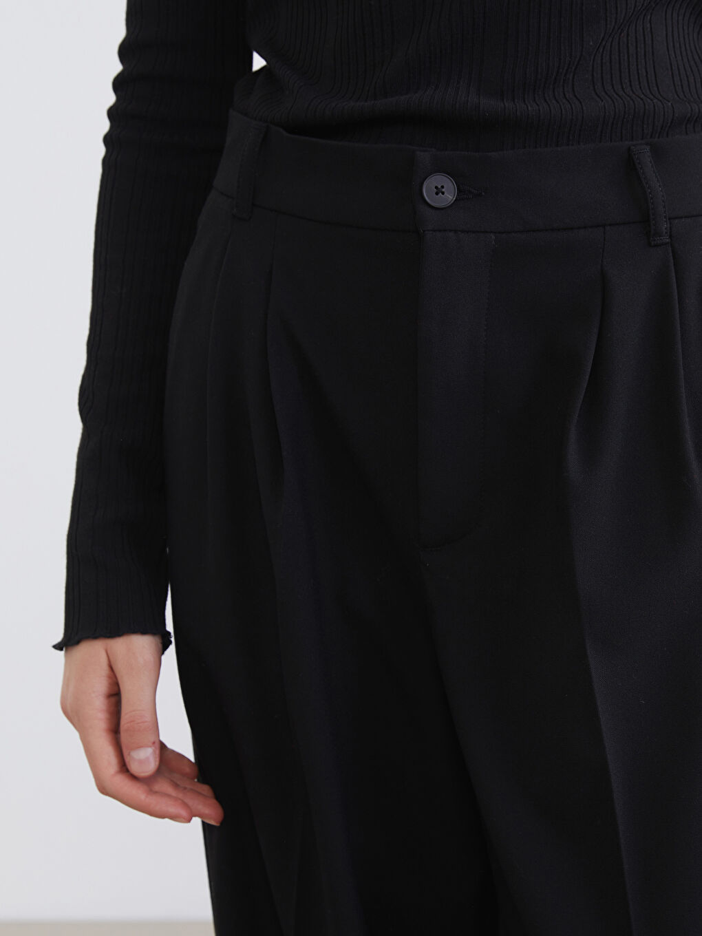 Siyah Loose Fit Geniş Paça Kadın Pileli Kumaş Pantolon-2