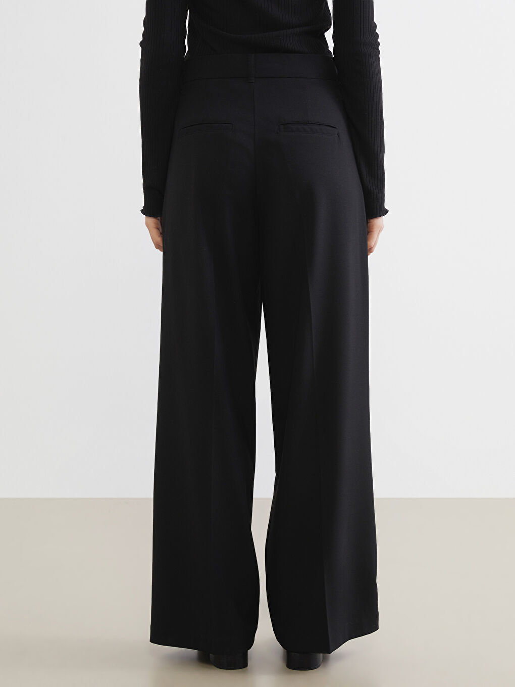 Siyah Loose Fit Geniş Paça Kadın Pileli Kumaş Pantolon-3