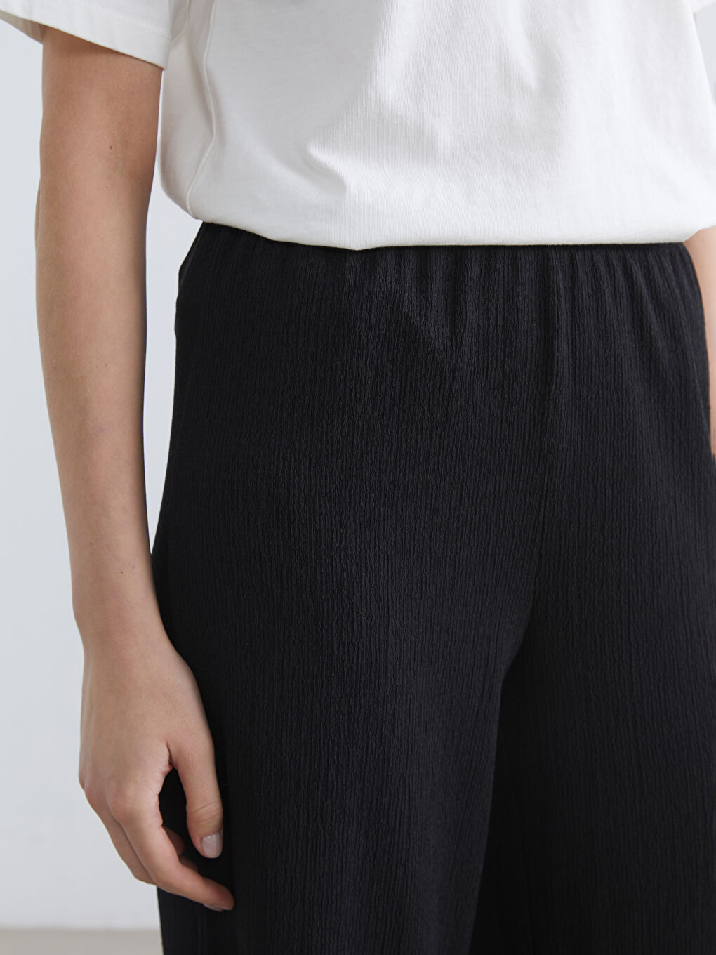 Siyah Beli Lastikli Dokulu Kadın Pantolon-2