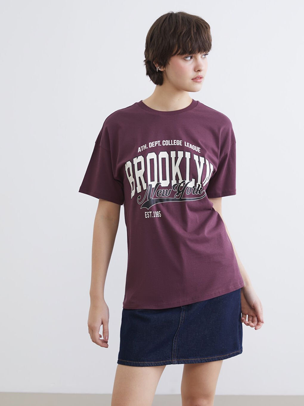 Mürdüm Bisiklet Yaka Brooklyn Baskılı Kadın Tişört