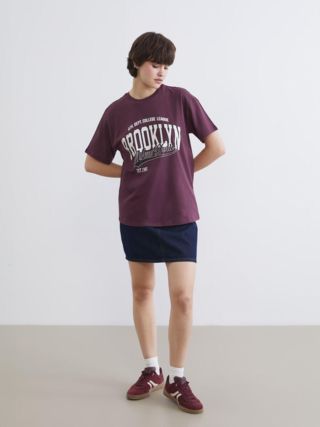 Mürdüm Bisiklet Yaka Brooklyn Baskılı Kadın Tişört-1