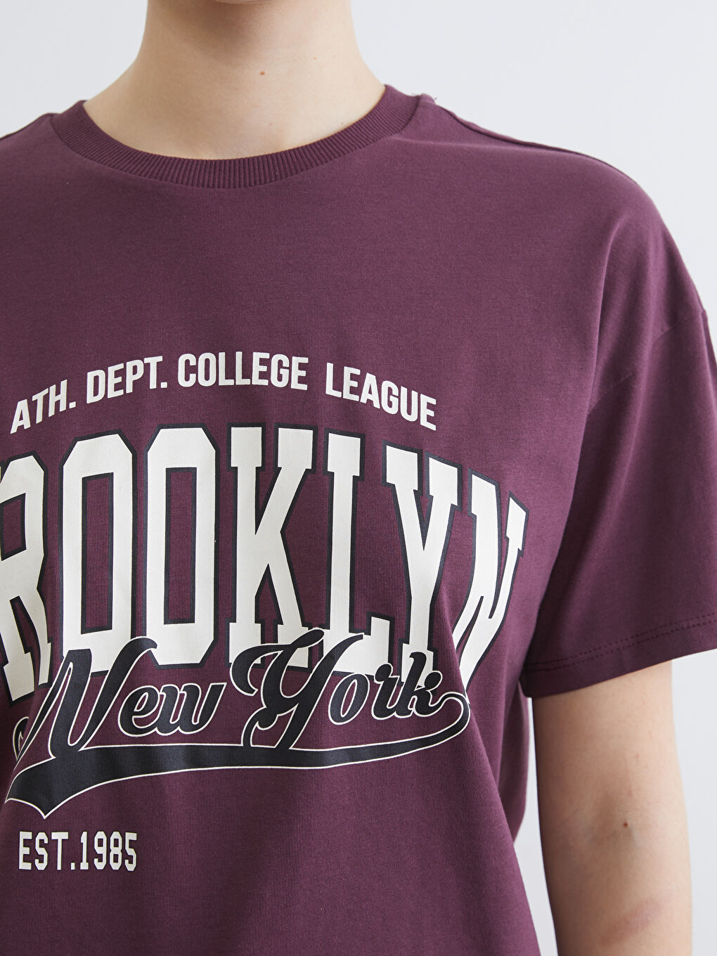 Mürdüm Bisiklet Yaka Brooklyn Baskılı Kadın Tişört-2