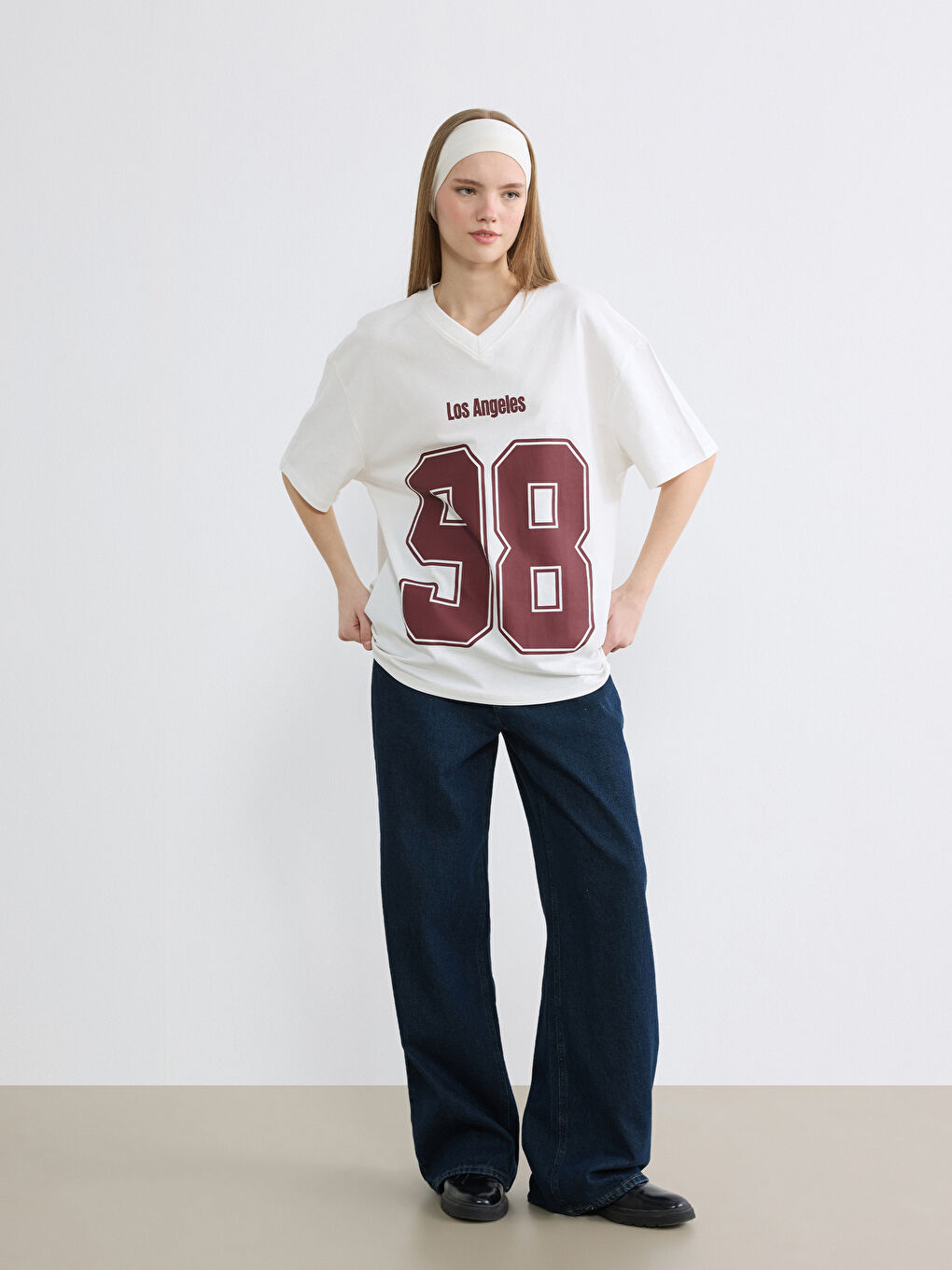 V-Neck Oversized Women's T-Shirt with Los Angeles Print-1