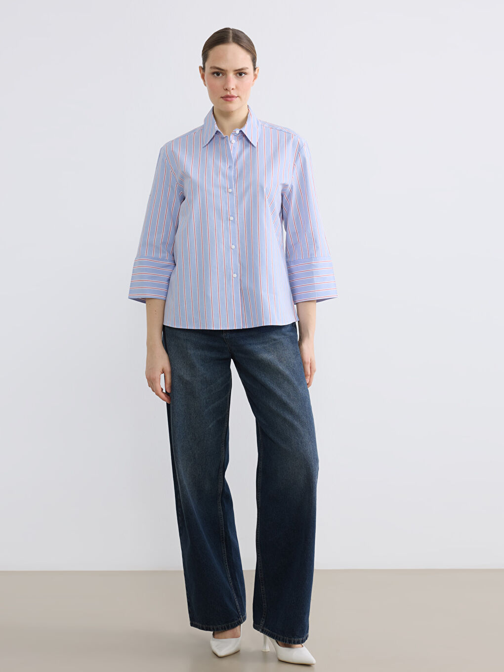 ქალი ლურჯი პერანგი-1