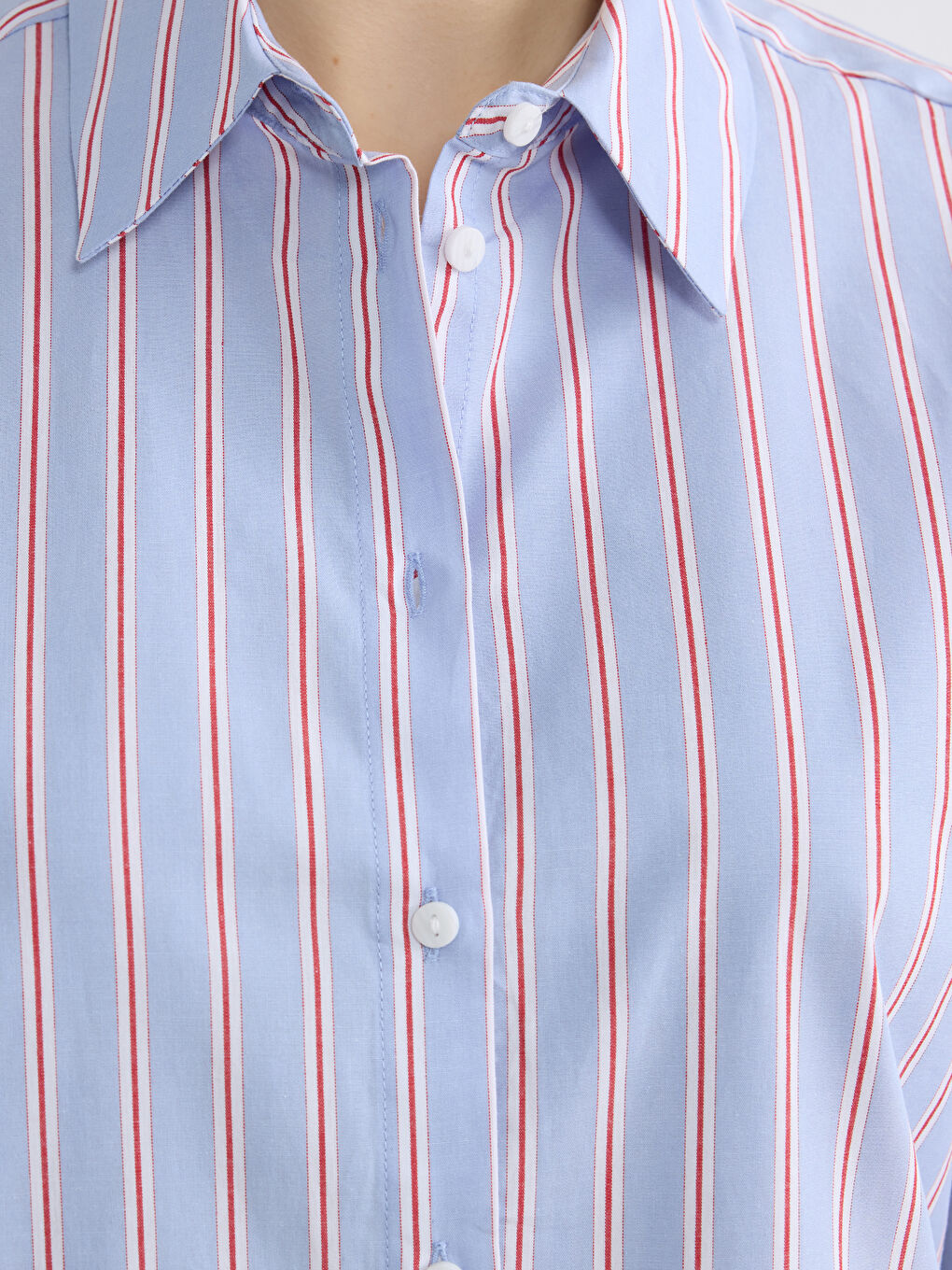 ქალი ლურჯი პერანგი-2