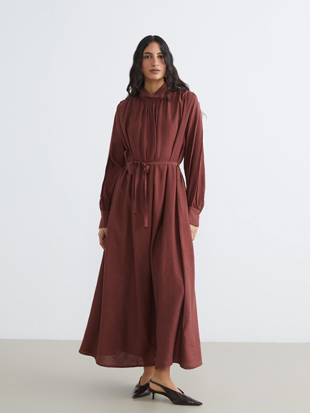 Kahverengi Dik Yaka Kuşaklı Oversize Büzgülü Elbise-1