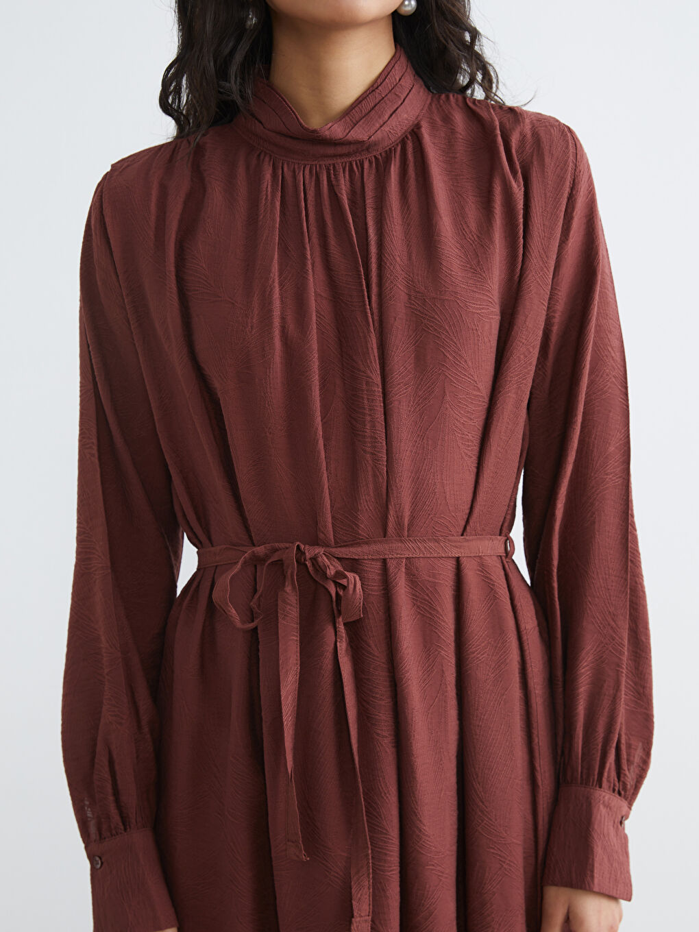 Kahverengi Dik Yaka Kuşaklı Oversize Büzgülü Elbise-2