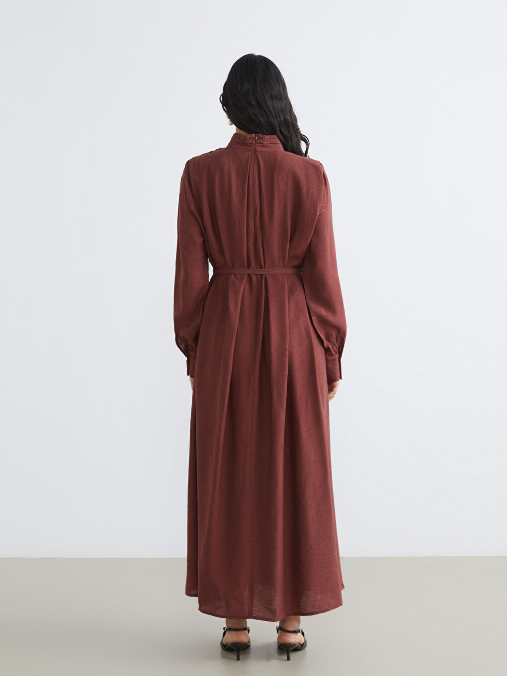 Kahverengi Dik Yaka Kuşaklı Oversize Büzgülü Elbise-3