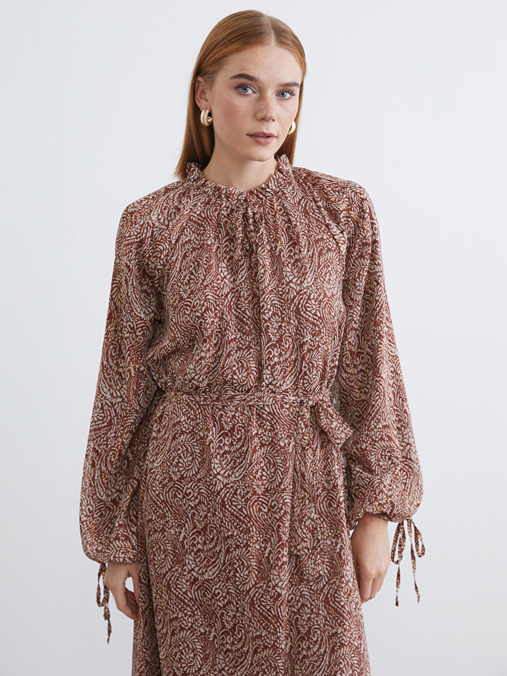 Kahverengi Bağlamalı Yaka Fırfırlı Balon Kollu Desenli Elbise-1
