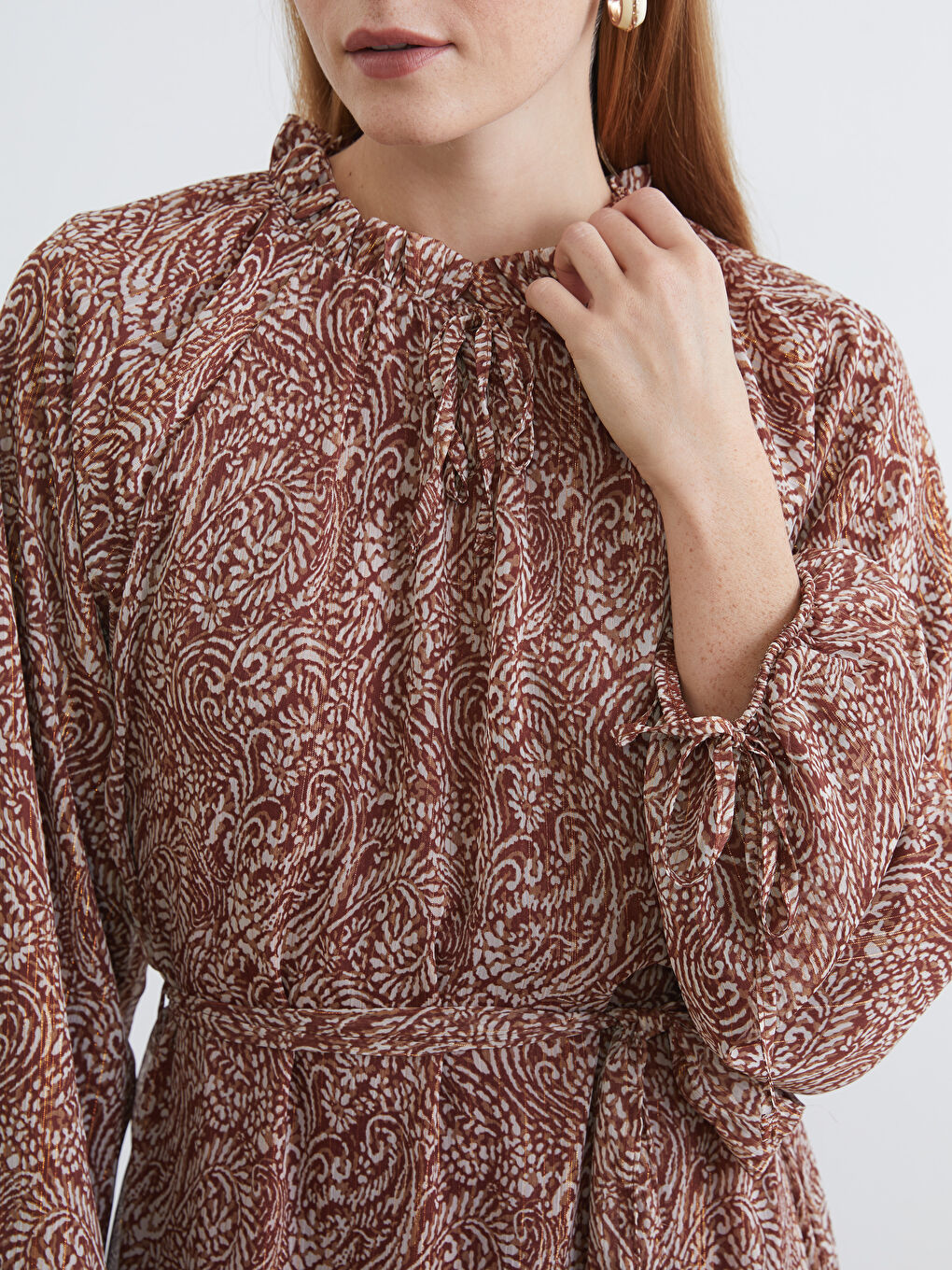 Kahverengi Bağlamalı Yaka Fırfırlı Balon Kollu Desenli Elbise-2