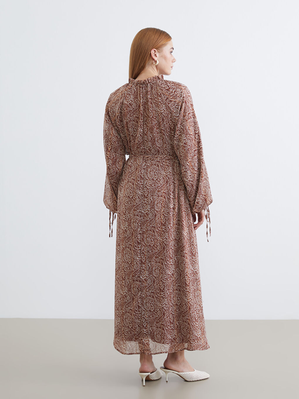 Kahverengi Bağlamalı Yaka Fırfırlı Balon Kollu Desenli Elbise-3