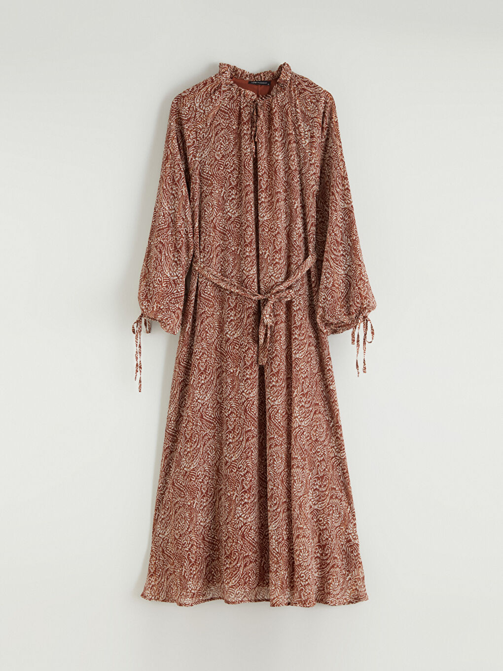 Kahverengi Bağlamalı Yaka Fırfırlı Balon Kollu Desenli Elbise-4