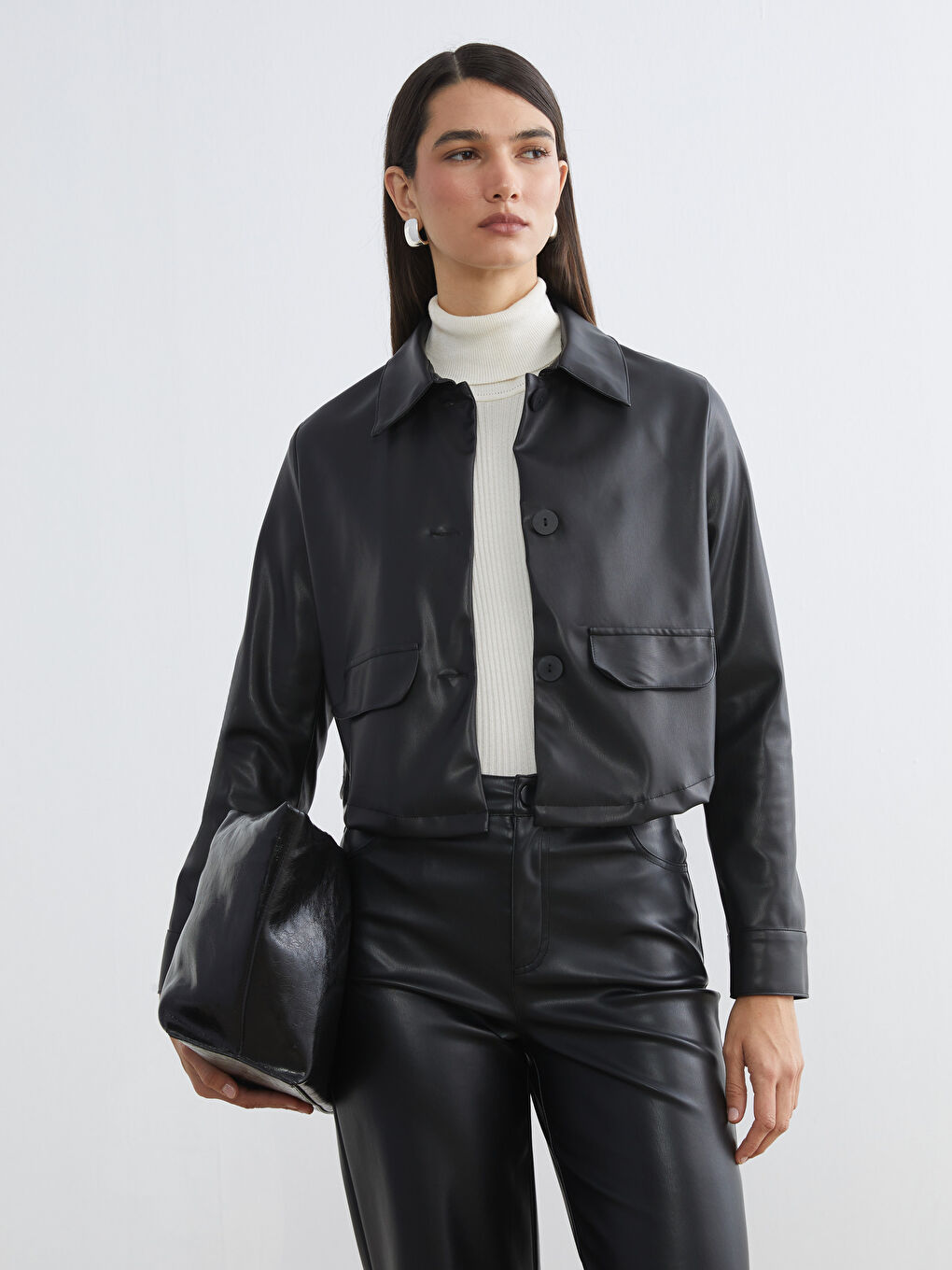 Siyah Gömlek Yaka Kadın Deri Görünümlü Ceket