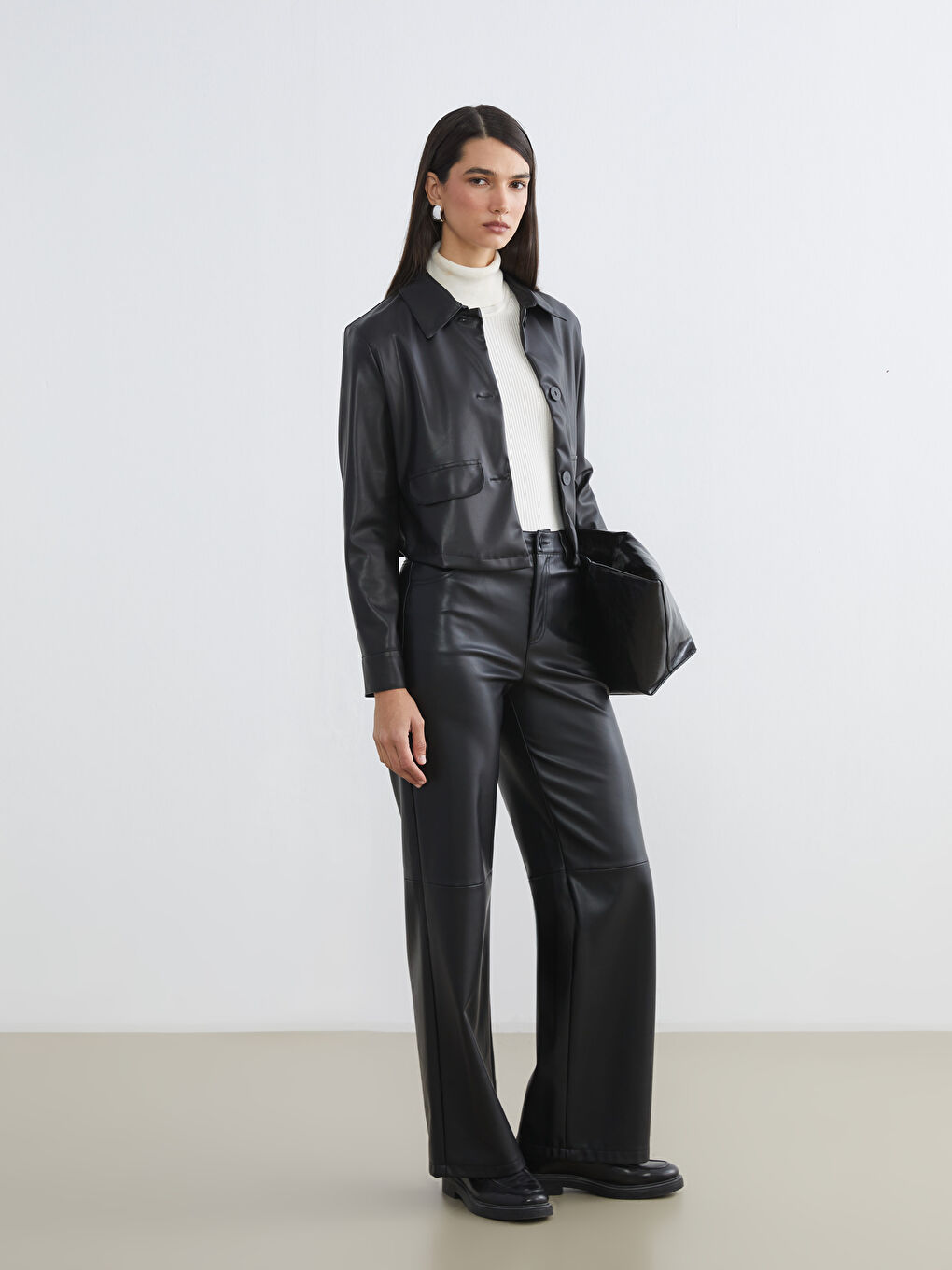 Siyah Gömlek Yaka Kadın Deri Görünümlü Ceket-1