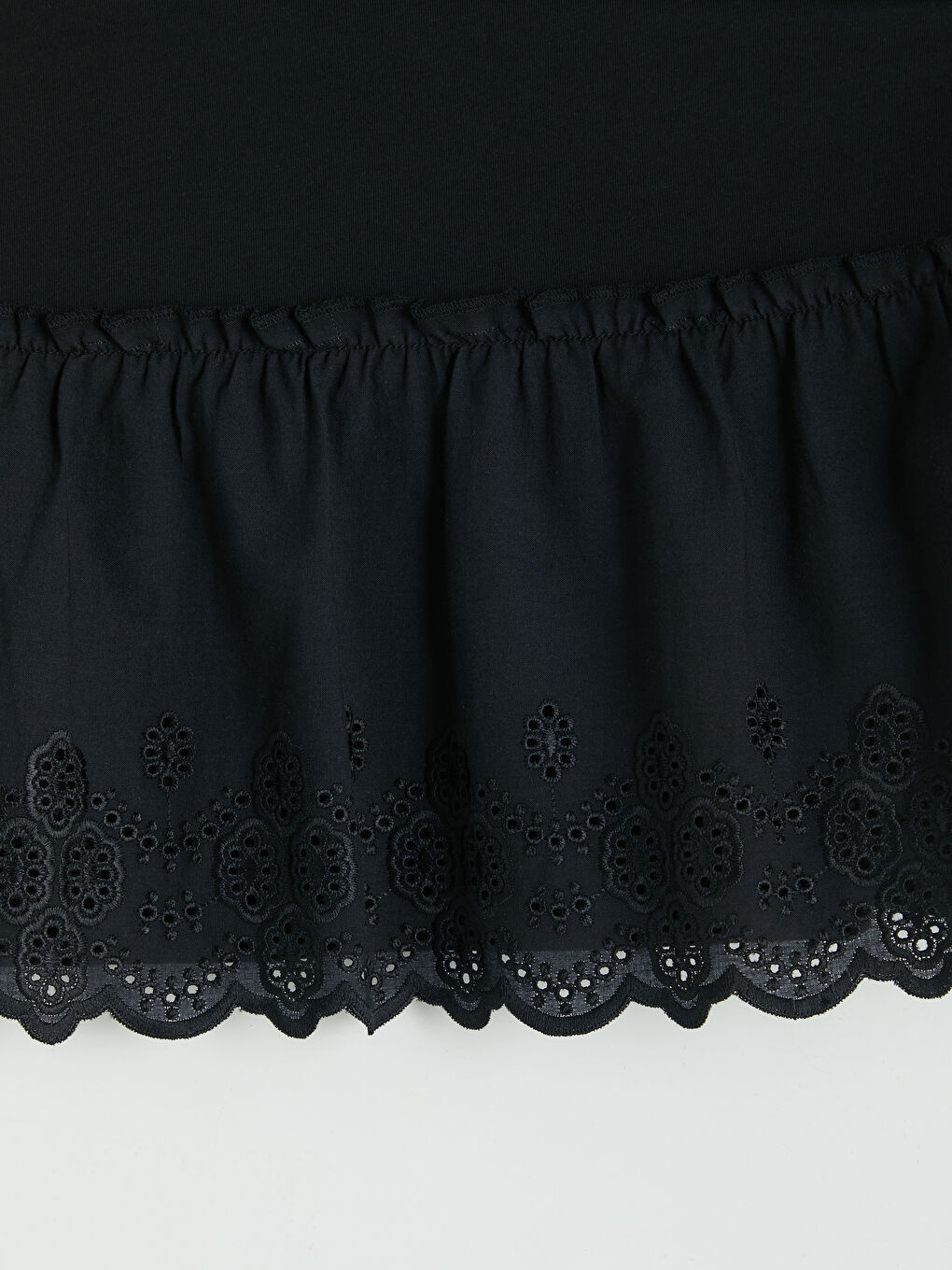 Siyah Bisiklet Yaka Nakışlı Fırfırlı Bluz-3