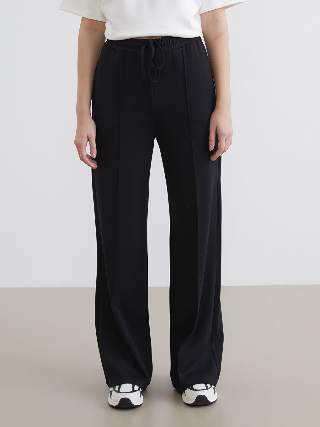 Siyah Beli Lastikli Geniş Paça Kadın Eşofman Altı	-1