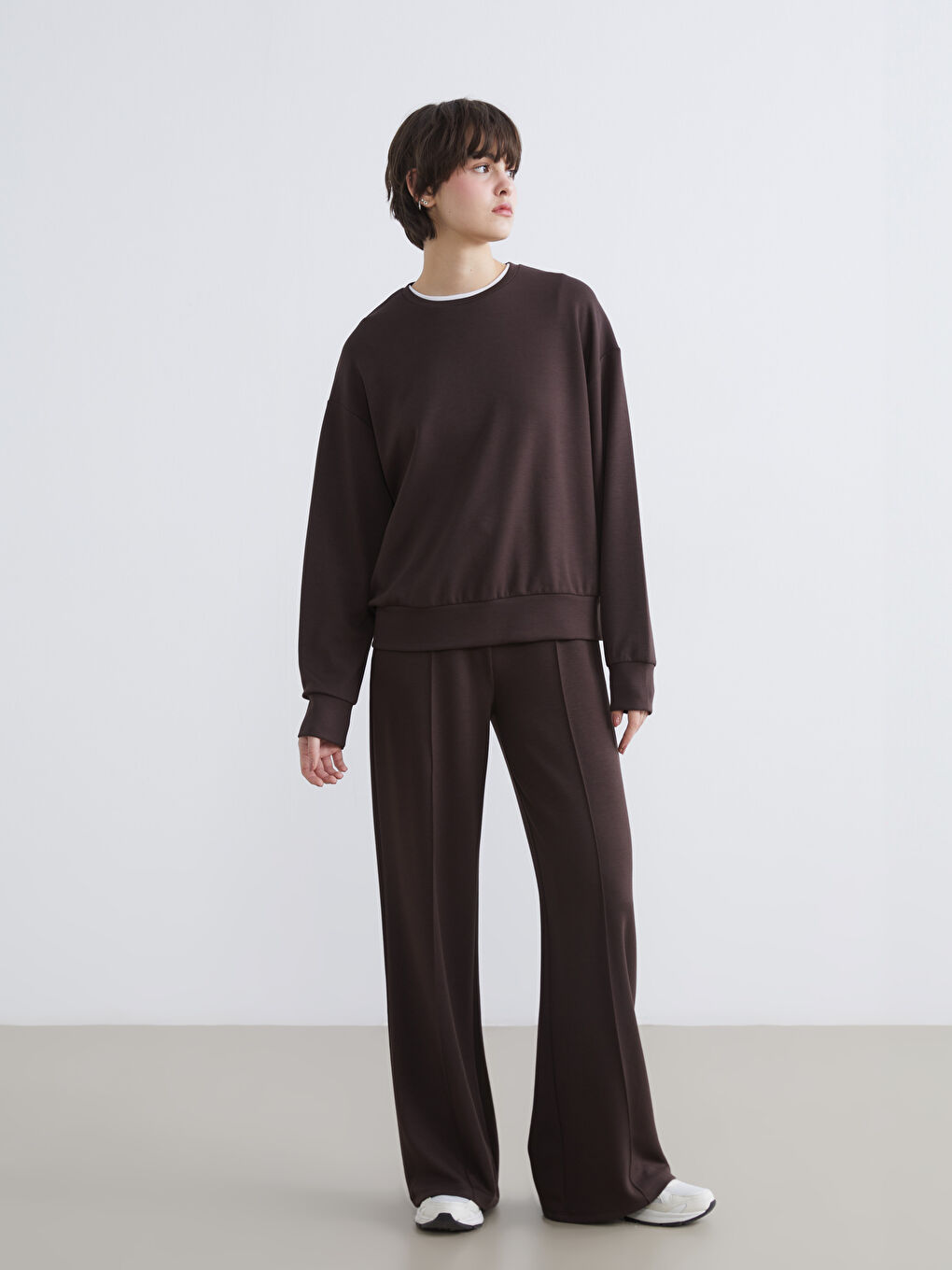 Effortless elegance meets everyday comfort in our wide-leg, elastic-waistband women's track pants.