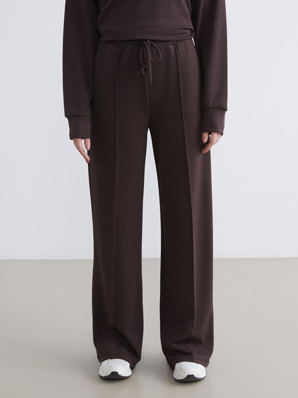 Effortless elegance meets everyday comfort in our wide-leg, elastic-waistband women's track pants.-1